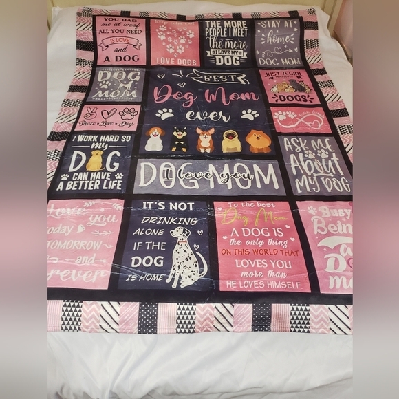 667- Motivational Words Best Dog Mom Ever Blanket NWT - Picture 2 of 6
